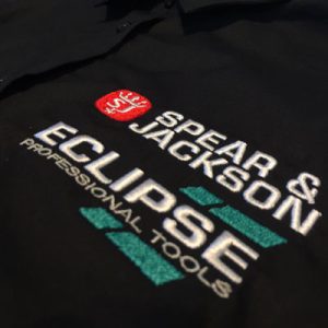 Broderie sur une chemise publicitaire à manches courtes