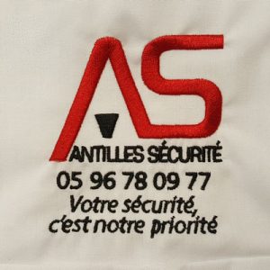 Chemise personnalisée avec logo brodé pour une société de sécurité