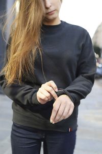 Femme portant un sweat-shirt à col rond fabriqué en France
