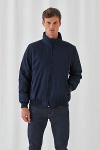Homme portant un bombers personnalisé coupe-vent