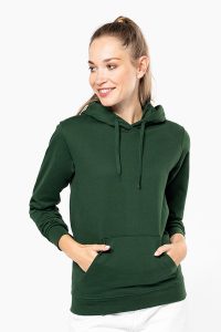 Femme portant le sweat BOTTLE en tissu recyclé