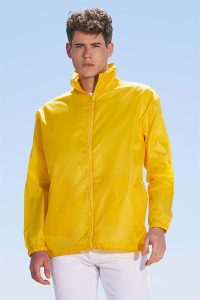 Homme portant un coupe-vent personnalisé en tissu déperlant
