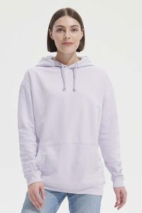 Femme portant le sweat personnalisable à poche kangourou OWEN