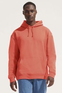 Homme portant le sweat personnalisable à poche kangourou OWEN