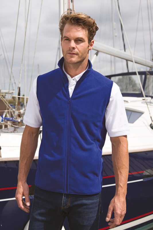 Homme portant le gilet micro polaire THERMOPRO