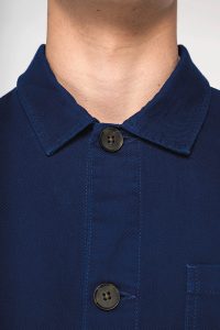Col boutonné de la veste WORKER