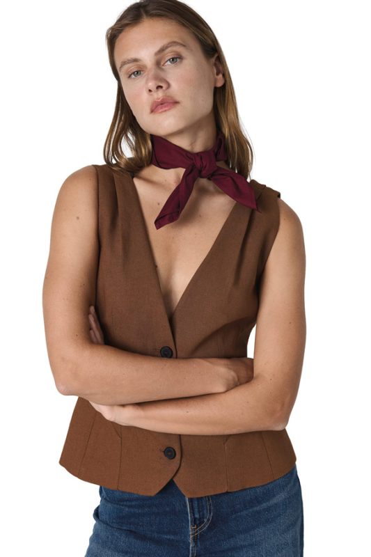 Bandana carré personnalisable MILAN porté par une jeune femme