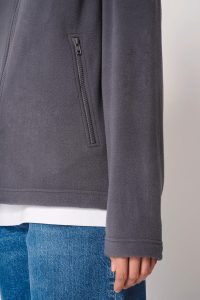 Manche de la veste polaire à coupe droite