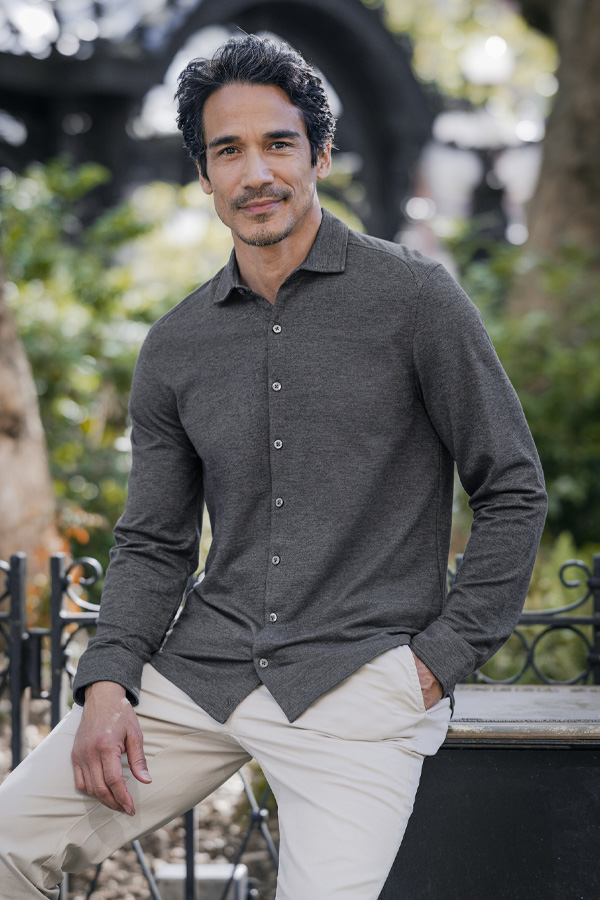 chemise-personnalisable-tissu-tri-blend-homme Chemise personnalisable en tissu tri-blend BUSINESS portée par un homme dehors